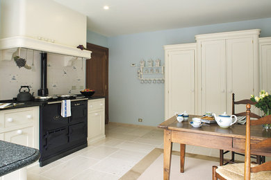 Foto de cocina clásica de tamaño medio con armarios estilo shaker, encimera de granito, salpicadero blanco, salpicadero de azulejos de cerámica y electrodomésticos de colores