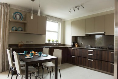 Foto på ett mellanstort funkis kök, med en undermonterad diskho, släta luckor, skåp i mörkt trä, bänkskiva i kvarts, brunt stänkskydd, rostfria vitvaror och klinkergolv i keramik