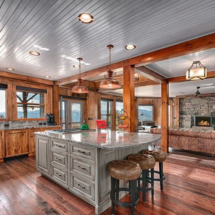 Idee per una cucina stile rurale con ante in legno scuro, paraspruzzi grigio, parquet scuro, pavimento marrone e ante con bugna sagomata