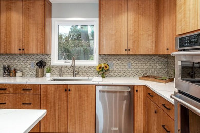 This is an example of a kitchen in Portland.