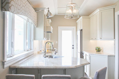 ニューヨークにあるトランジショナルスタイルのおしゃれなキッチン (珪岩カウンター、モザイクタイルのキッチンパネル、磁器タイルの床、白いキャビネット) の写真