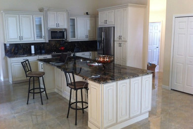 Kitchen - contemporary kitchen idea in Orlando