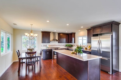 Example of a minimalist kitchen design in Los Angeles