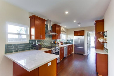 Mid-sized transitional kitchen photo in Los Angeles