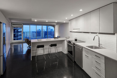 Example of a minimalist kitchen design in Chicago
