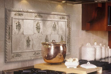 Modelo de cocina tradicional con salpicadero de azulejos de piedra