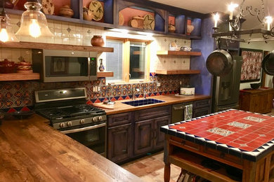 フェニックスにあるサンタフェスタイルのおしゃれなアイランドキッチンの写真
