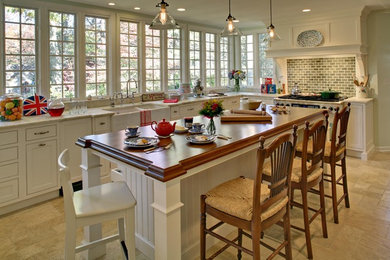 Exempel på ett klassiskt kök, med en rustik diskho, träbänkskiva, vita skåp, luckor med infälld panel och en köksö