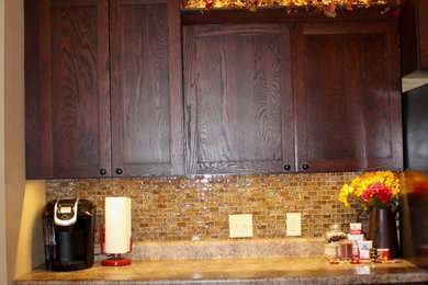 シーダーラピッズにある高級な広いトランジショナルスタイルのおしゃれなキッチン (シェーカースタイル扉のキャビネット、濃色木目調キャビネット、ライムストーンカウンター、ベージュキッチンパネル、モザイクタイルのキッチンパネル、シルバーの調理設備、スレートの床、アイランドなし、ベージュの床) の写真