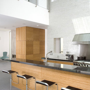 Moderne Küche mit Küchengeräten aus Edelstahl, flächenbündigen Schrankfronten, hellen Holzschränken und Küchenrückwand in Weiß in Los Angeles