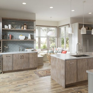 Inspiration pour une cuisine américaine minimaliste en L de taille moyenne avec un évier encastré, un placard à porte shaker, des portes de placard blanches, un plan de travail en quartz modifié, une crédence grise, une crédence en carreau de porcelaine, un électroménager en acier inoxydable, un sol en bois clair et un îlot central.