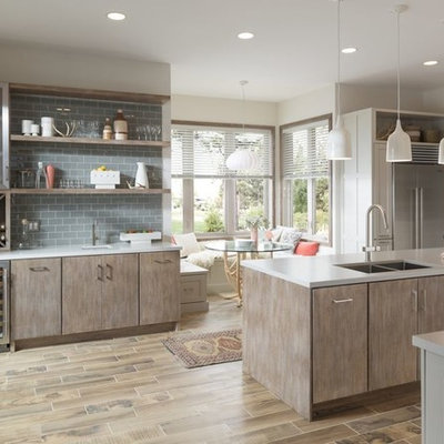 Example of a mid-sized minimalist l-shaped light wood floor eat-in kitchen design in New Orleans with an undermount sink, shaker cabinets, white cabinets, quartz countertops, gray backsplash, porcelain backsplash, stainless steel appliances and an island