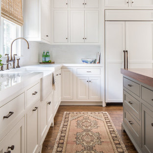 Ispirazione per una cucina country con lavello stile country, ante in stile shaker, ante bianche, elettrodomestici da incasso e pavimento in legno massello medio