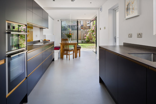コンテンポラリー キッチン by E2 Architecture + Interiors Ltd