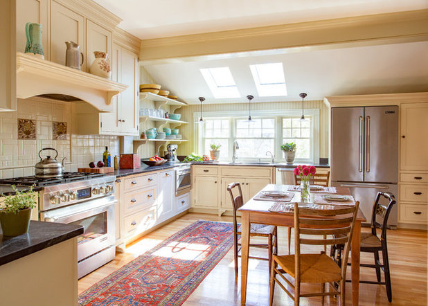 Farmhouse Kitchen by Heartwood Kitchens