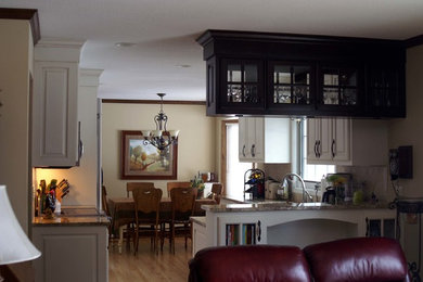 Ejemplo de cocina comedor clásica renovada de tamaño medio con armarios con paneles con relieve, puertas de armario blancas y encimera de granito