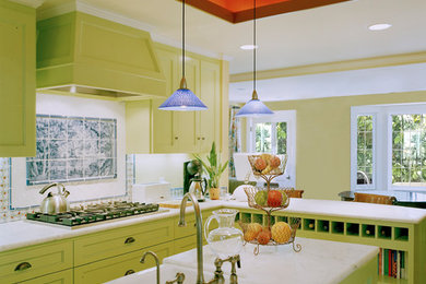 Imagen de cocina tradicional con armarios con paneles empotrados y puertas de armario verdes