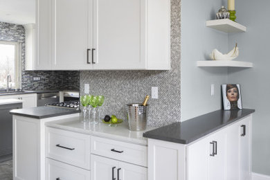 Exempel på ett stort klassiskt grå grått kök, med skåp i shakerstil, vita skåp, bänkskiva i kvarts, grått stänkskydd, stänkskydd i stenkakel, rostfria vitvaror, vinylgolv, en köksö och grått golv