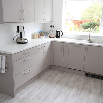 Metro Cashmere Kitchen with Modern Bar Handles