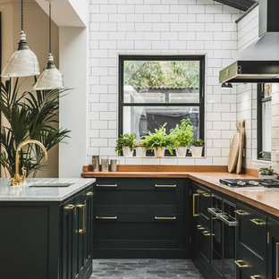 Idee per una cucina tradizionale con lavello sottopiano, ante in stile shaker, ante verdi, top in legno, paraspruzzi bianco, paraspruzzi con piastrelle diamantate, pavimento in cementine e pavimento grigio