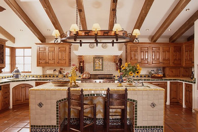 サンタバーバラにあるサンタフェスタイルのおしゃれなキッチンの写真