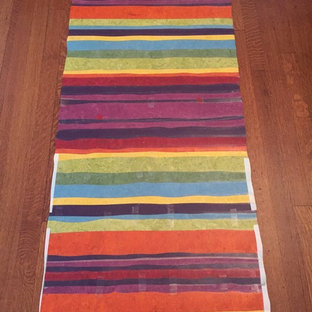 Geschlossene, Mittelgroße Mediterrane Küche mit Landhausspüle, Schränken im Used-Look, Kalkstein-Arbeitsplatte, Küchenrückwand in Beige, Rückwand aus Steinfliesen, bunten Elektrogeräten, Linoleum und buntem Boden in Los Angeles
