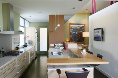 サンディエゴにある高級な中くらいなコンテンポラリースタイルのおしゃれなキッチン (ダブルシンク、淡色木目調キャビネット、クオーツストーンカウンター、白いキッチンパネル、石スラブのキッチンパネル、シルバーの調理設備、リノリウムの床) の写真