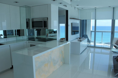 Imagen de cocina minimalista de tamaño medio con armarios con paneles lisos, puertas de armario blancas, encimera de vidrio y península
