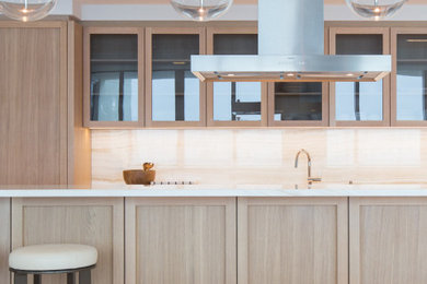 Immagine di una cucina contemporanea con ante in stile shaker e ante in legno chiaro