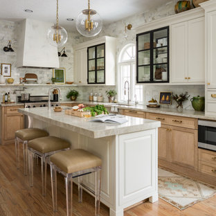 Traditional kitchen appliance - Example of a classic kitchen design in Houston