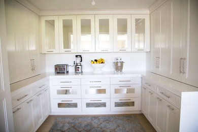 Shabby-Style Küche in U-Form mit Vorratsschrank, Küchenrückwand in Weiß, Küchengeräten aus Edelstahl und braunem Holzboden in Salt Lake City