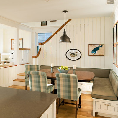 Example of a classic dining room design in Detroit