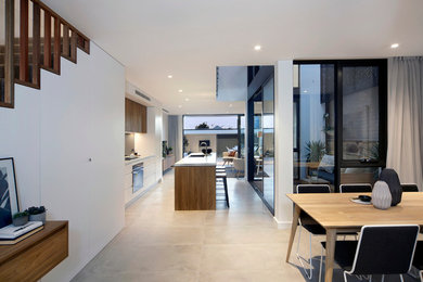 Offene, Einzeilige, Mittelgroße Moderne Küche mit Küchengeräten aus Edelstahl, Porzellan-Bodenfliesen, Kücheninsel und beigem Boden in Sydney