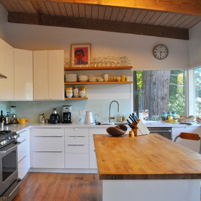 Inspiration for a mid-sized modern l-shaped dark wood floor open concept kitchen remodel in San Francisco with stainless steel appliances, glass sheet backsplash, an undermount sink, flat-panel cabinets, medium tone wood cabinets, quartz countertops, white backsplash and an island