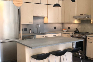 Example of a mid-sized minimalist l-shaped porcelain tile and black floor eat-in kitchen design in Chicago with an undermount sink, flat-panel cabinets, light wood cabinets, quartz countertops, gray backsplash, stone slab backsplash, stainless steel appliances, an island and gray countertops