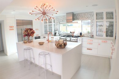 Exempel på ett stort modernt kök, med en undermonterad diskho, släta luckor, vita skåp, bänkskiva i kvartsit, stänkskydd med metallisk yta, stänkskydd i metallkakel, rostfria vitvaror, skiffergolv och en köksö