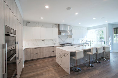 Mid-sized mid-century modern l-shaped eat-in kitchen photo in Los Angeles with flat-panel cabinets, light wood cabinets, quartzite countertops, white backsplash, stone slab backsplash, an island and white countertops