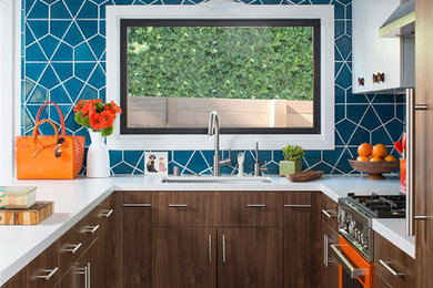 Eat-in kitchen - mid-sized mid-century modern u-shaped dark wood floor and brown floor eat-in kitchen idea in San Francisco with an undermount sink, flat-panel cabinets, medium tone wood cabinets, quartz countertops, blue backsplash, ceramic backsplash, colored appliances, a peninsula and white countertops