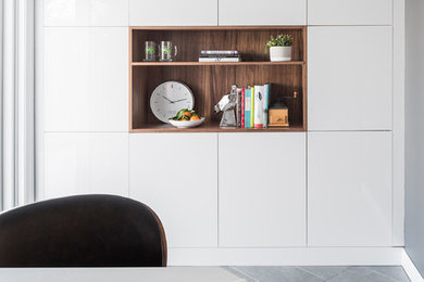 Minimalist eat-in kitchen photo in Toronto with white cabinets, quartz countertops, white backsplash, stainless steel appliances, an island and white countertops