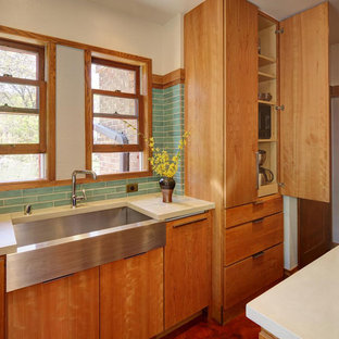 Esempio di una cucina moderna di medie dimensioni con lavello stile country, ante lisce, ante in legno scuro, paraspruzzi verde, paraspruzzi con piastrelle in ceramica, elettrodomestici in acciaio inossidabile e isola