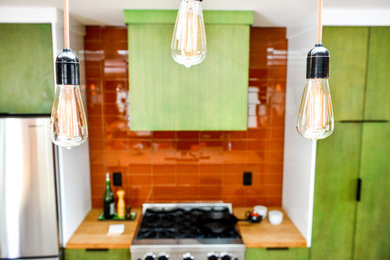 ポートランドにあるミッドセンチュリースタイルのおしゃれなキッチンの写真