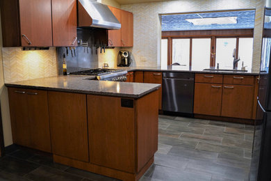 Mid-sized mid-century modern u-shaped enclosed kitchen photo in New York with quartz countertops