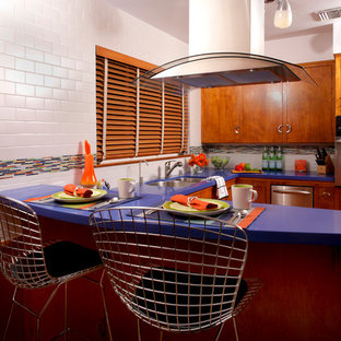 Idee per una cucina moderna di medie dimensioni con lavello a doppia vasca, ante lisce, ante in legno scuro, top in quarzite, paraspruzzi bianco, paraspruzzi con piastrelle diamantate, elettrodomestici in acciaio inossidabile, pavimento in sughero, penisola, pavimento marrone e top viola