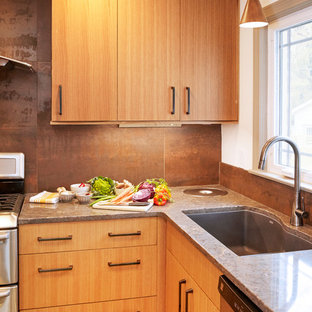Design ideas for a small midcentury l-shaped separate kitchen in Louisville with an undermount sink, flat-panel cabinets, light wood cabinets, quartz benchtops, metallic splashback, porcelain splashback, stainless steel appliances, linoleum floors, no island, green floor and grey benchtop.