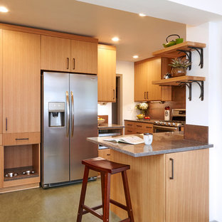 Photo of a small midcentury l-shaped separate kitchen in Louisville with an undermount sink, flat-panel cabinets, light wood cabinets, quartz benchtops, metallic splashback, porcelain splashback, stainless steel appliances, linoleum floors, no island, green floor and grey benchtop.