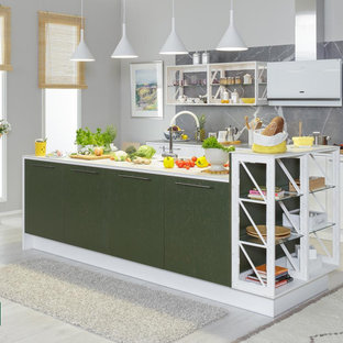 Geschlossene, Einzeilige, Mittelgroße Nordische Küche mit Einbauwaschbecken, flächenbündigen Schrankfronten, weißen Schränken, Quarzit-Arbeitsplatte, Küchenrückwand in Grau, Rückwand aus Keramikfliesen, bunten Elektrogeräten, Laminat, Kücheninsel, grauem Boden und weißer Arbeitsplatte in Cardiff