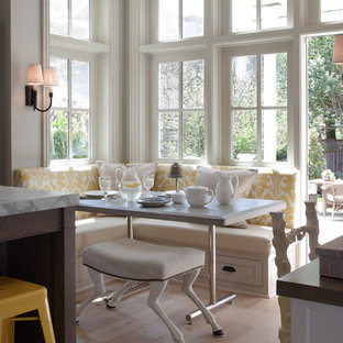 Imagen de cocina comedor clásica con encimera de mármol