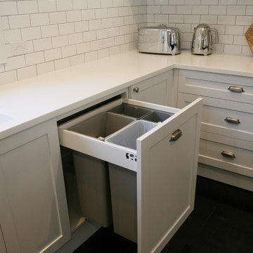 Pull out kitchen bin