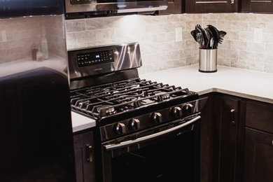 Diseño de cocina comedor tradicional renovada con fregadero bajoencimera, armarios estilo shaker, encimera de cuarzo compacto, salpicadero verde, salpicadero de azulejos de cerámica y electrodomésticos de acero inoxidable