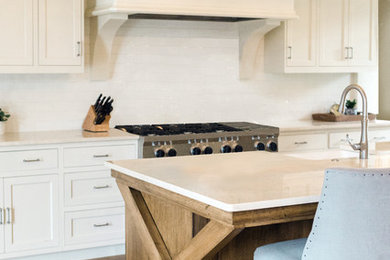 Idéer för mellanstora vintage kök med öppen planlösning, med en rustik diskho, luckor med profilerade fronter, vita skåp, marmorbänkskiva, vitt stänkskydd, stänkskydd i keramik, vita vitvaror, mellanmörkt trägolv, en köksö och brunt golv